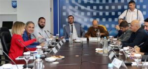 H αναδιάρθρωση απέθανε… ζήτω η (νέα) αναδιάρθρωση
